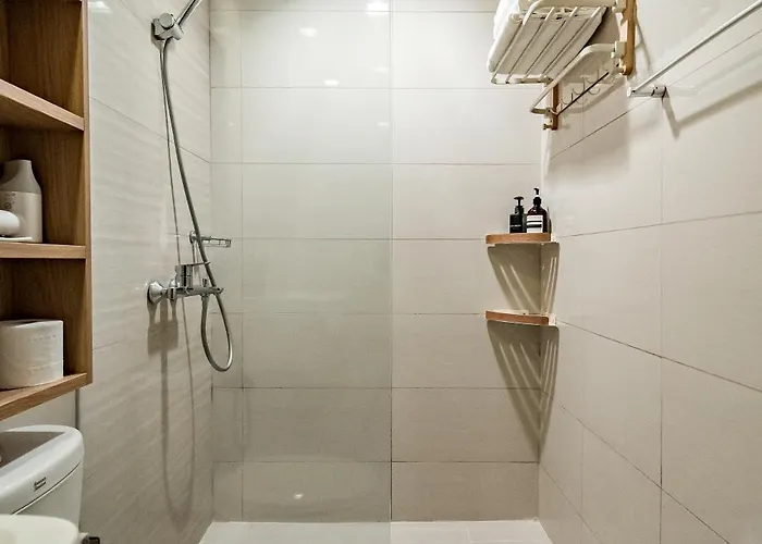 Golden Japandi 2br Uptown Parksuits Bgc With Dryer *