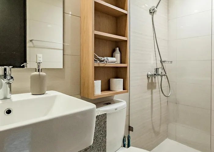 Apartment Golden Japandi 2br Uptown Parksuits Bgc With Dryer *