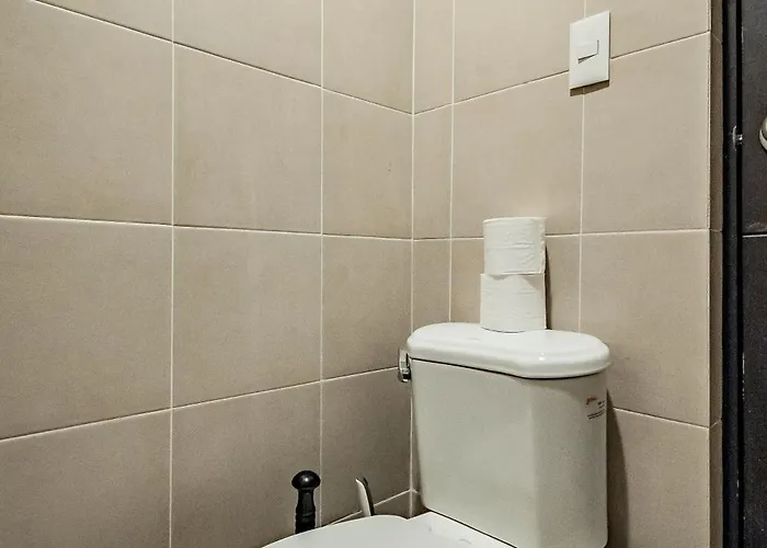 Golden Japandi 2br Uptown Parksuits Bgc With Dryer Apartment Manila