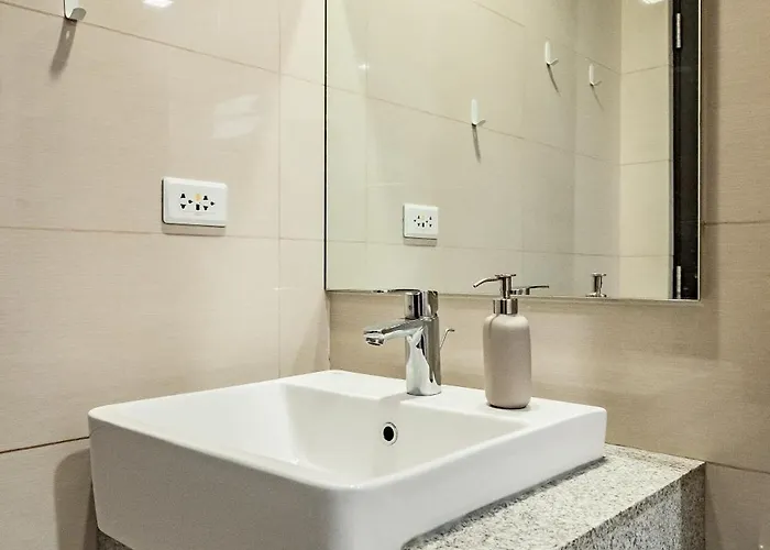 Golden Japandi 2br Uptown Parksuits Bgc With Dryer Apartment *