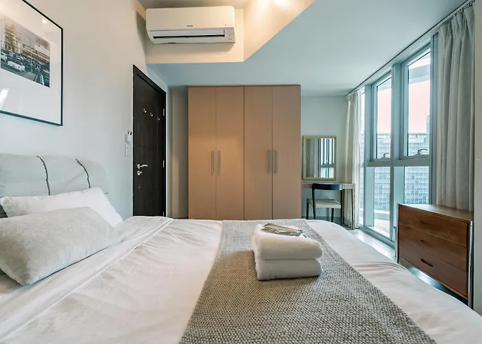 Golden Japandi 2br Uptown Parksuits Bgc With Dryer Apartment Manila