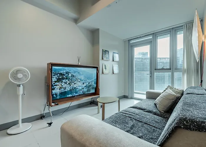 Golden Japandi 2br Uptown Parksuits Bgc With Dryer Apartment