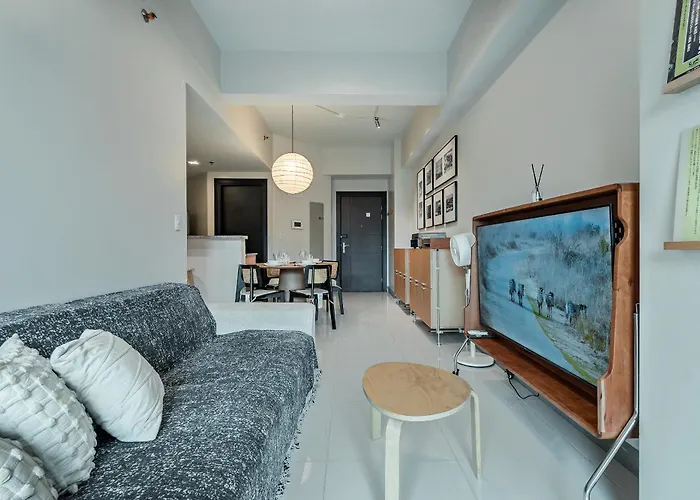 Golden Japandi 2br Uptown Parksuits Bgc With Dryer *
