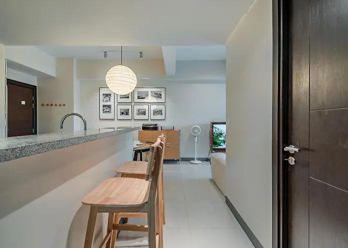 Apartment Golden Japandi 2br Uptown Parksuits Bgc With Dryer