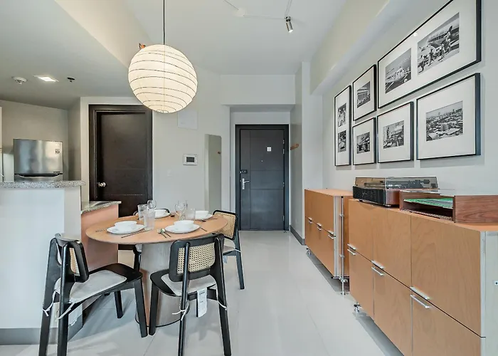 Golden Japandi 2br Uptown Parksuits Bgc With Dryer Apartment *