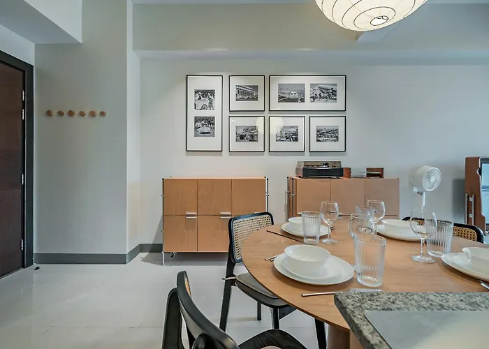 Apartment Golden Japandi 2br Uptown Parksuits Bgc With Dryer