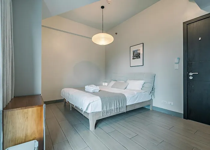 Golden Japandi 2br Uptown Parksuits Bgc With Dryer * Manila