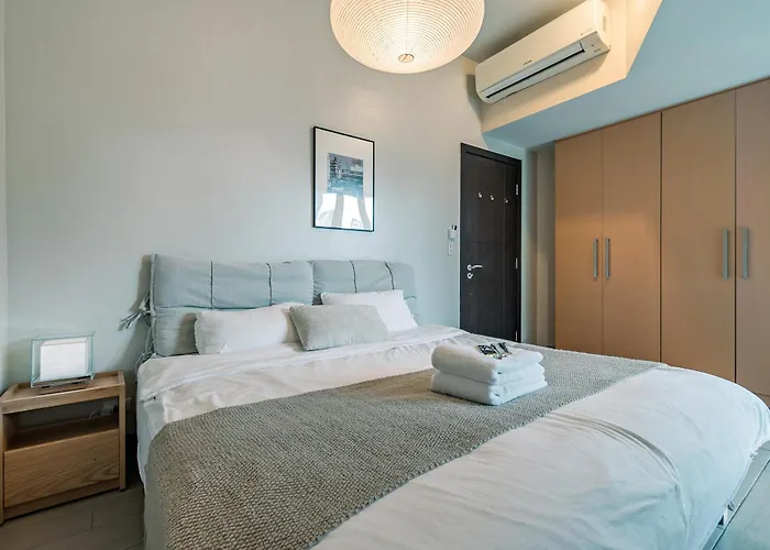 Golden Japandi 2br Uptown Parksuits Bgc With Dryer *