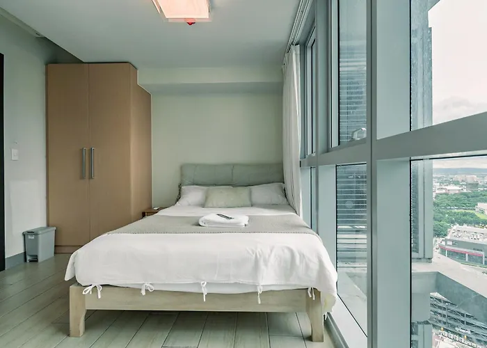 Golden Japandi 2br Uptown Parksuits Bgc With Dryer Apartment